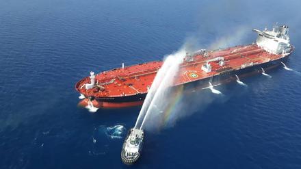 Das Feuer löschen. Ein Feuerwehrschiff bekämpft den Brand auf dem Tanker „Front Altair“, der durch einen Angriff Schaden genommen hat.