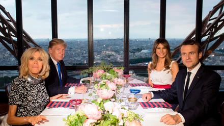 Emmanuel Macron (r.), seine Frau Brigitte Macron (l.), Donald Trump (2. v. l.) und dessen Ehefrau Melania Trump (2. v. r.) im Restaurant "Jules Verne" im Eiffelturm.