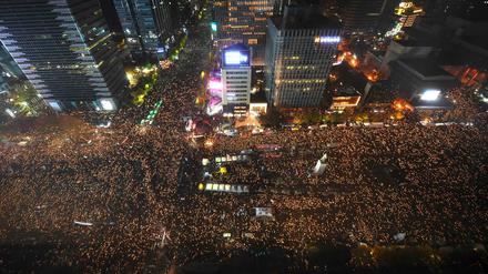 Am Samstag demonstrierten in Seoul fast eine Million Menschen gegen die Präsidentin Park Geun Hye. 