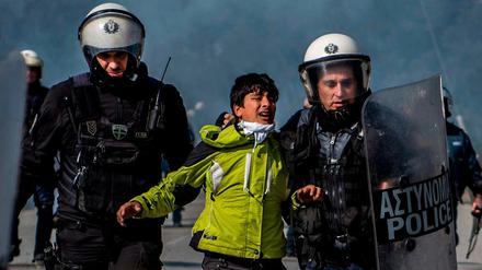 Nach der Grenzöffnung ist es zu Zusammenstößen zwischen Polizisten und Migranten gekommen.