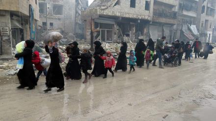 Menschen flüchten am Dienstag aus Ost-Aleppo.