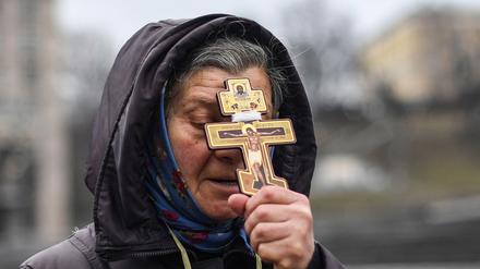 24. Februar: Eine Frau betet auf dem Unabhängigkeitsplatz in Kiew.