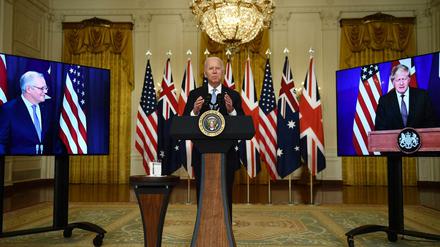 US-Präsident Joe Biden (Mitte), Australiens Regierungschef Scott Morrison (links) und der britische Premier Boris Johnson geben das U-Boot-Geschäft bekannt. 