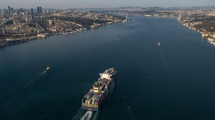 Frachtschiff auf dem Bosporus: Der neue Kanal soll Entlastung bringen für die Wasserstraße. (Archivbild) 