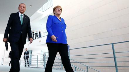 Auf dem Weg zur Pressekonferenz: Kanzlerin Angela Merkel und der türkische Präsident Erdogan 