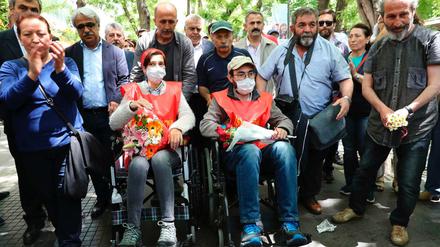 Semih Özakcaa (Mitte) and Nuriye Gülmen (3.v.l.), beide in Rollstühlen, hungerten in Ankara aus Protest gegen ihre Entlassung. Jetzt sind sie festgenommen worden. 