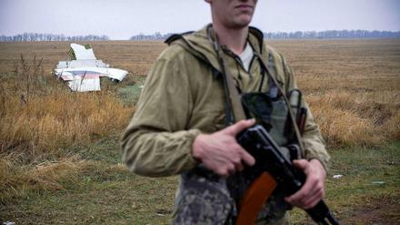 Ein prorussischer Separatist bewacht am Montag die Absturzstelle von MH17.