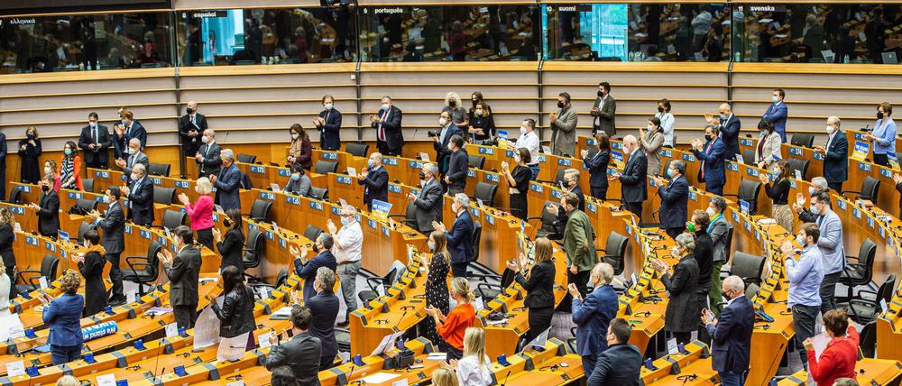 Die Parlamentsmitglieder erheben sich und klatschen nach einer Rede von Wolodymyr Selenskyj, Präsident der Ukraine.