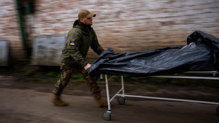 In Butscha wird ein Leichensack transportiert
