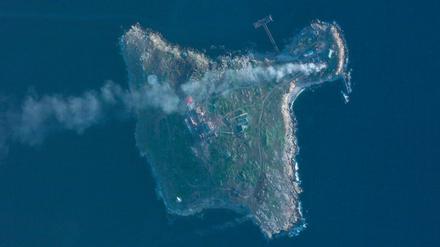 Dieses am 8. Mai aufgenommene Satellitenbild zeigt aufsteigenden Rauch nach ukrainischen Angriffen auf russische Stellungen auf der Schlangeninsel im Schwarzen Meer.
