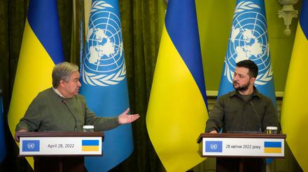 Der ukrainische Präsident Wolodymyr Selenskyj (r.) mit UN-Generalsekretär Antonio Guterres