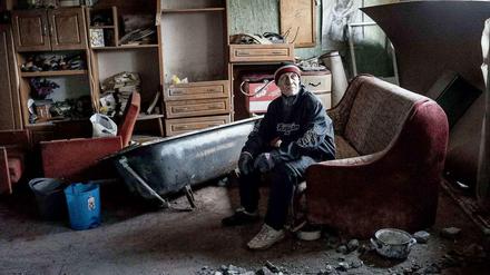 Spur der Zerstörung in der Ostukraine: Ein Mann in seiner durch den Krieg stark beschädigten Wohnung in Donezk. 