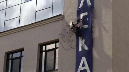 Das beschädigte Gebäude des Fernsehsenders 112 in Kiew. 