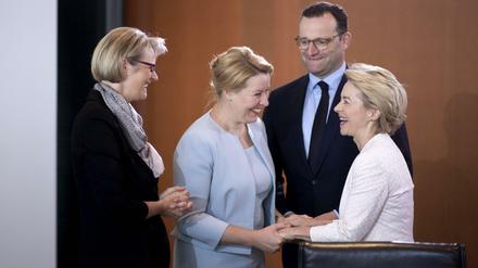 Ursula von der Leyen mit Regierungskollegen bei der Kabinettssitzung am Mittwoch.