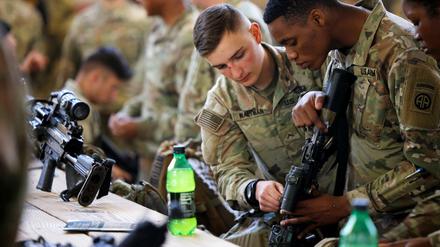 US-Soldaten inspizieren Waffen, bevor sie nach Europa transportiert werden. 