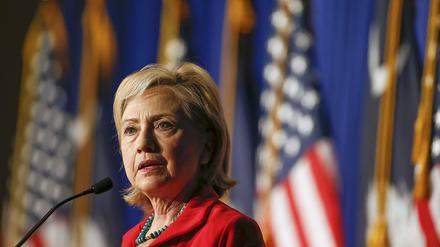 Die demokratische US-Präsidentschaftskandidatin Hillary Clinton kämpft gegen sinkende Umfragewerte. 