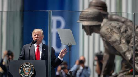 US-Präsident Donald Trump spricht in Warschau vor dem Denkmal für die Kämpfer des Warschauer Aufstandes. Foto: Petr David Josek/AP/dpa +++(c) dpa - Bildfunk+++