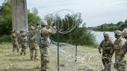 Mitglieder des US-Militärs legen Stacheldraht entlang der amerikanisch-mexikanischen Grenze