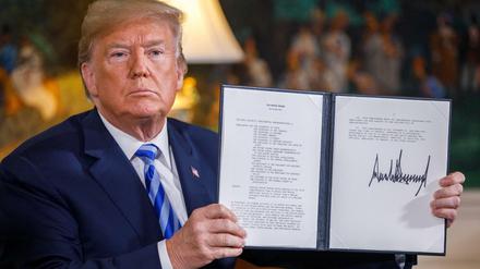 Donald Trump, Präsident der USA, zeigt ein unterzeichnetes Präsidentschaftsmemorandum, nachdem er eine Erklärung zum Ausstieg aus dem Atomdeal mit dem Iran abgegeben hat. 