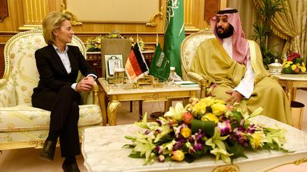 Verteidigungsministerin Ursula von der Leyen (CDU) im Gespräch mit dem Vize-Kronzprinz und Verteidignungsminister des Landes, Mohammed bin Salman al-Saud.