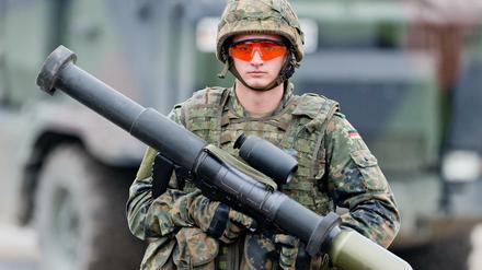 Ein Bundeswehrsoldat hält auf dem Truppenübungsplatz im Rahmen einer Übung eine Panzerfaust 3 in der Hand.