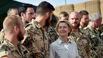 Bundesverteidigungsministerin Ursula von der Leyen (CDU) unterhält sich mit Soldaten im Camp Castor in Gao im Afrikanischen Mali. 