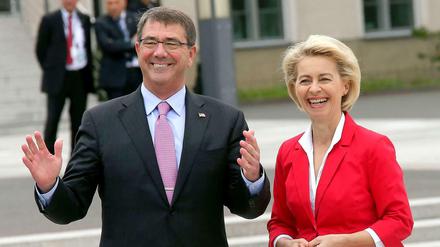 Der Neue in Berlin: US-Verteidigungsminister Ashton Carter mit Kollegin Ursula von der Leyen.