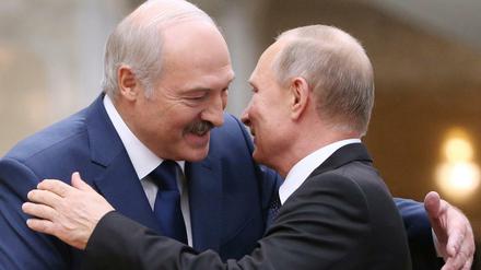 Alexander Lukaschenko (l.), Präsident von Belarus, unter der russische Präsidenten Wladimir Putin