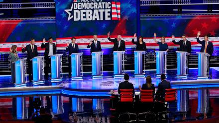 Die demokratischen Präsidentschaftskandidaten bei einer TV-Debatte.