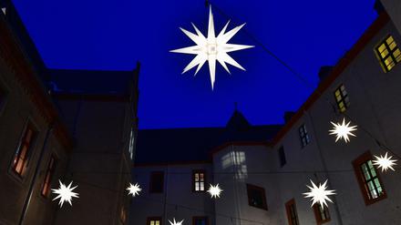 Hernnhuter Weihnachtssterne funkeln im Schlosshof von Schwarzenberg im Erzgebirge. 