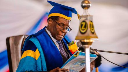 Simbabwes Präsident Robert Mugabe eröffnete am Freitag überraschend die Abschlussfeier einer Universität in Harare.