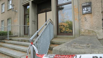 Der Brandanschlag von Premnitz: Unbekannte hatten Feuer im Eingangsbereich des Gebäudes gelegt, das zu einer Sammelunterkunft für 90 Asylbewerber ausgebaut werden soll.