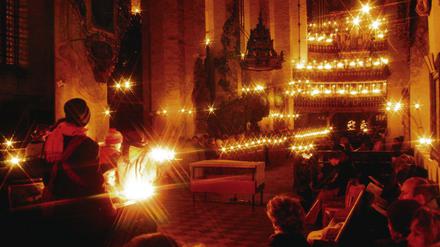 Es leuchten 1000 Kerzen. Zur Messe in der Nikolaikirche kommen rund 1500 Besucher zusammen. Künstliches Licht gibt es an diesem Tag nicht.