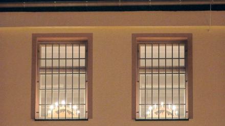 Schwibbögen leuchten auch in den Fenstern der Gefängnisse.