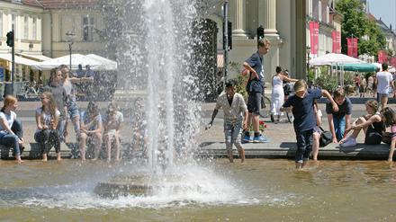 Brandenburg meldet für alle mehr als 200 offiziellen Badestellen an Seen eine gute Wasserqualität. Abkühlung gibt es auch am Luisenplatz.
