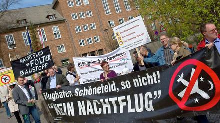 Die Befürworter eines Nachtflugverbots demonstrierten am Donnerstag vor dem Landtag.