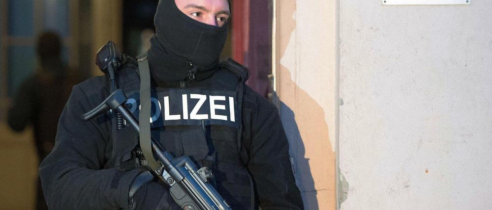 Ein Polizeibeamter bei einer Razzia in Berlin-Moabit.