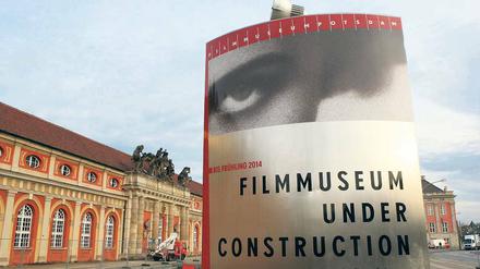 Dauerbaustelle. Seit einem knappen Jahr ist das Filmmuseum in der Breiten Straße wegen einer Brandschutz-Sanierung geschlossen. Der Wiedereröffnungstermin verschiebt sich nun erneut: Erst im September soll das Haus wieder zugänglich sein.