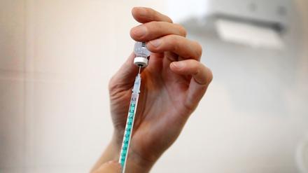 Die Kassenärztliche Vereinigung will die Impfung von den Impfzentren zu den Arztpraxen verlagern. 
