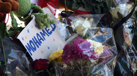 In Erinnerung an den getöten Mohamed wurden Anfang November 2015 Kerzen und Blumen am Berliner Lageso aufgestellt.