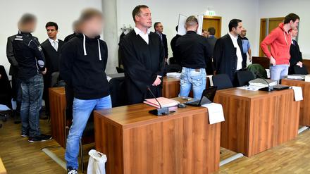 Mehrere Nauener Neonazis müssen sich vor dem Potsdamer Gericht für eine Reihe von Straftaten verantworten. Anstifter soll NPD-Politiker Maik Schneider (rechts) sein.