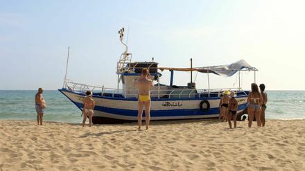 Hintergründig. Was es mit dem verlassenen Boot an der Küste Siziliens auf sich hat, wollen nicht nur die Touristen wissen. Der Zuschauer erfährt erst am Ende des Films, was sich an dem Strand wirklich zugetragen hat. Doch ahnen kann er das schon zuvor.
