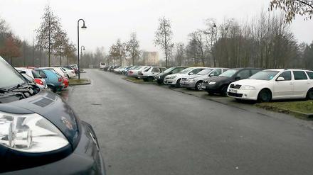 Und darüber ein Parkhaus? Nicht jeder Autofahrer findet einen Parkplatz am S-Bahnhof Teltow. Die Stadt prüft als Option auch ein Parkhaus. 