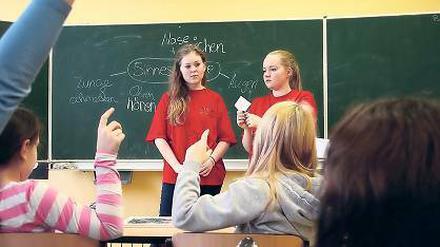Junge Lehrkräfte. Carolin (17) und Marlene (16) unterrichten in Michendorf.