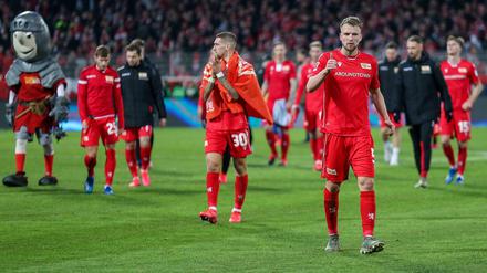 Alles gegeben und doch nichts gewonnen. Die Spieler des 1. FC Union nach der Niederlage gegen Leverkusen.