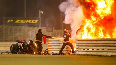 Romain Grosjean rettet sich aus seinem brennenden Auto.