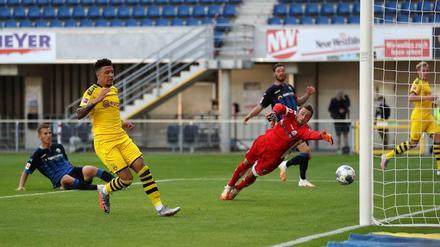 Jadon Sancho macht das 2:0 für Dortmund - insgesamt traf er in Paderborn dreimal.
