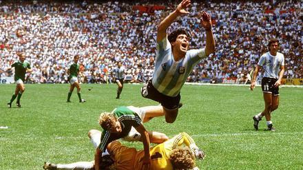 Diego Maradona fliegt 1986 zum WM-Titel und lässt sich auch im Endspiel von der deutschen Mannschaft nicht aufhalten.