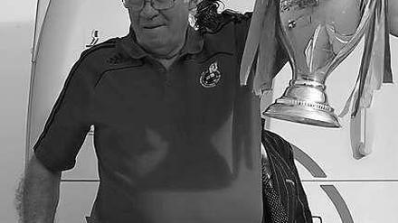 Voller Stolz: Luis Aragonés mit der EM-Trophäe.