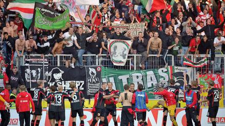 Nach der Begegnung feierte die Mannschaft mit den mitgereisten Fans den lange ersehnten ersten Bundesligasieg.